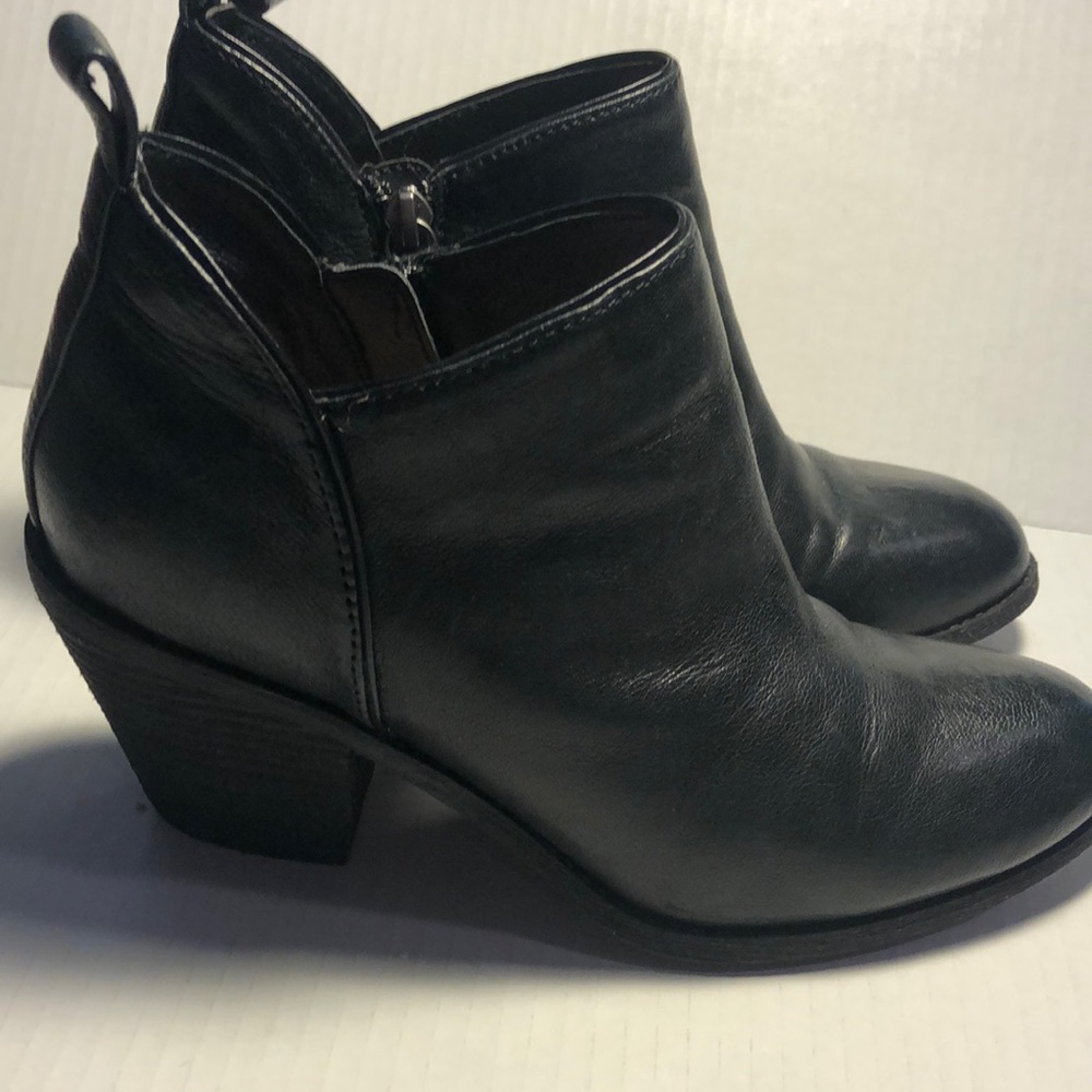 Sofft Tamela Black Italian Leather Bootie Women’s Size 7.5 EUC